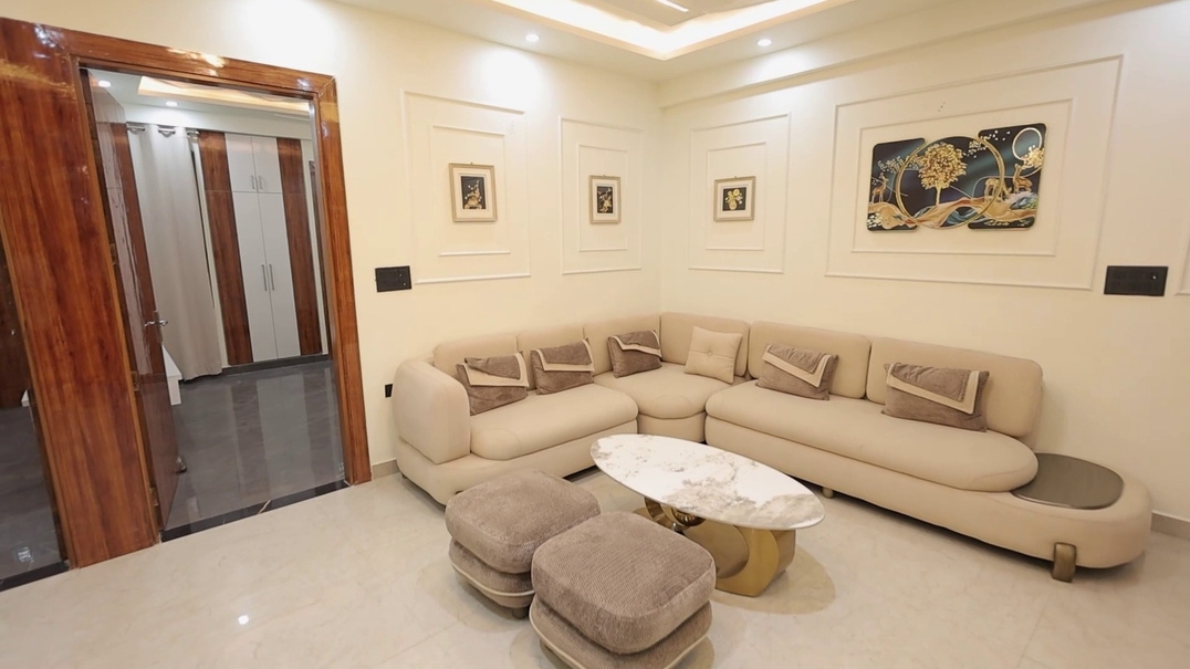 Living space — Golden Avenue NH-24